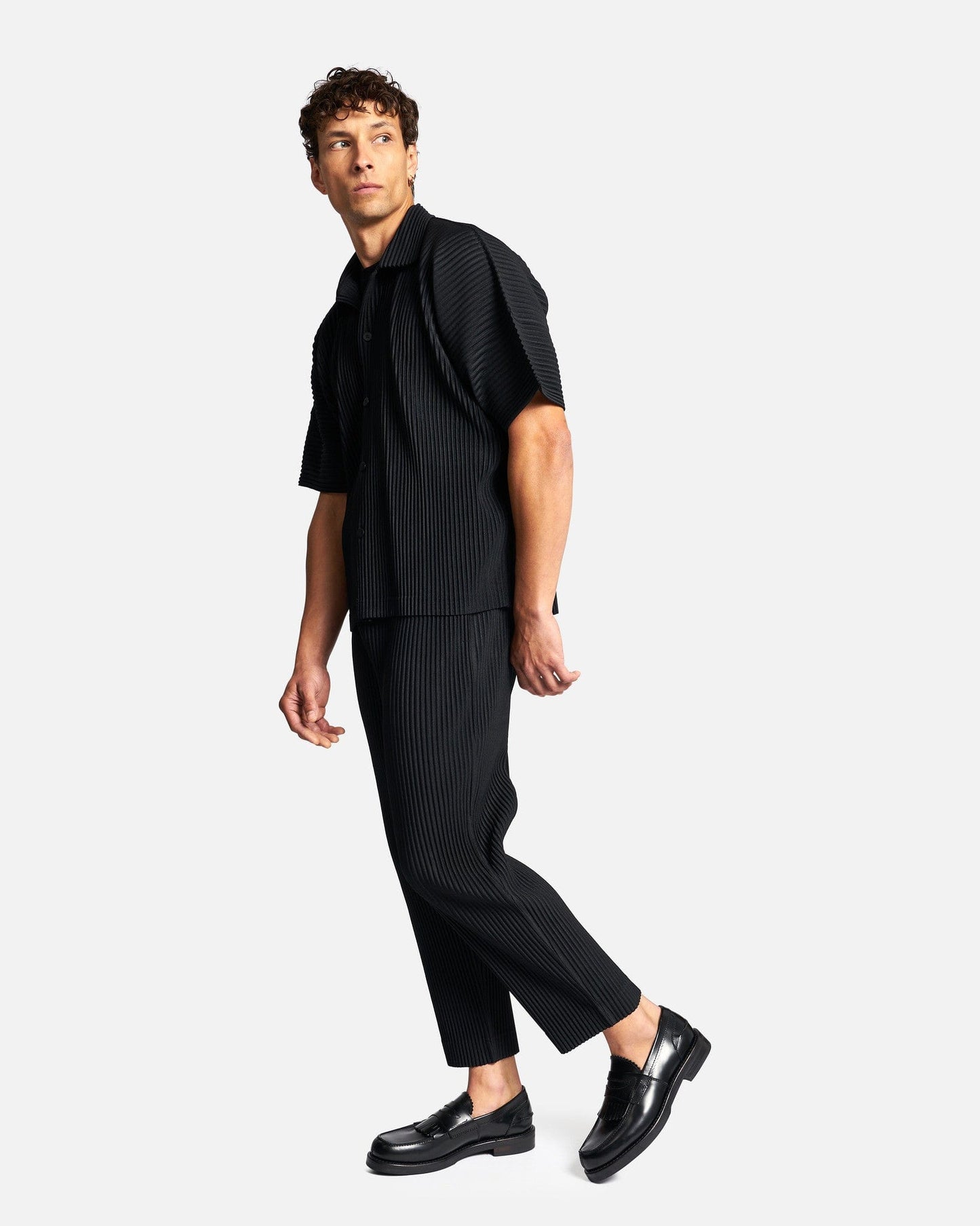 Homme Plissé Issey Miyake Men's Pants Basics Pleated Trousers in Black