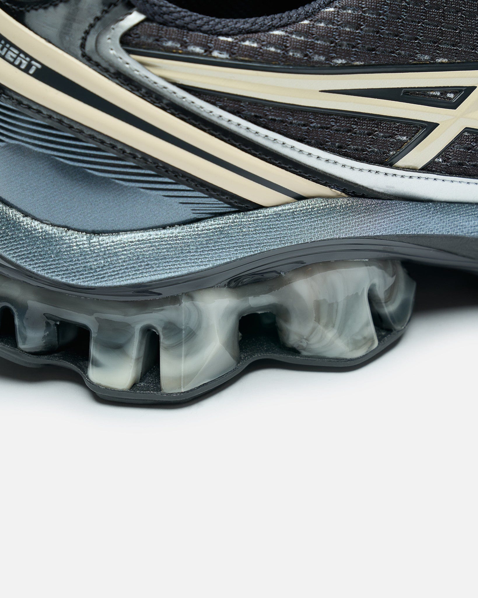 Asics Men's Sneakers US6-S Gel Kinetic Fluent in Black/Vanilla