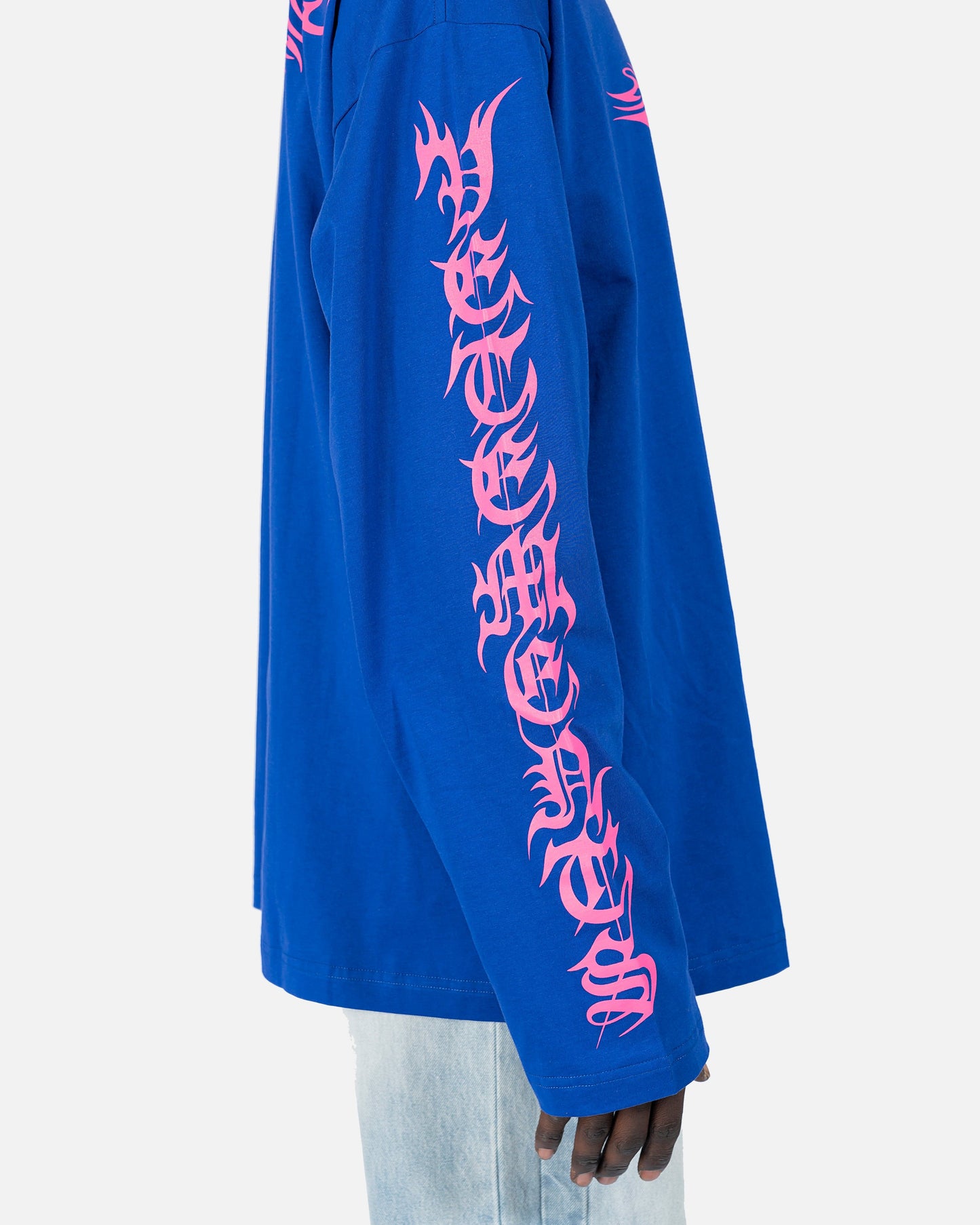 VETEMENTS Men's T-Shirts Gothic Logo Longsleeve T-Shirt in Royal Blue
