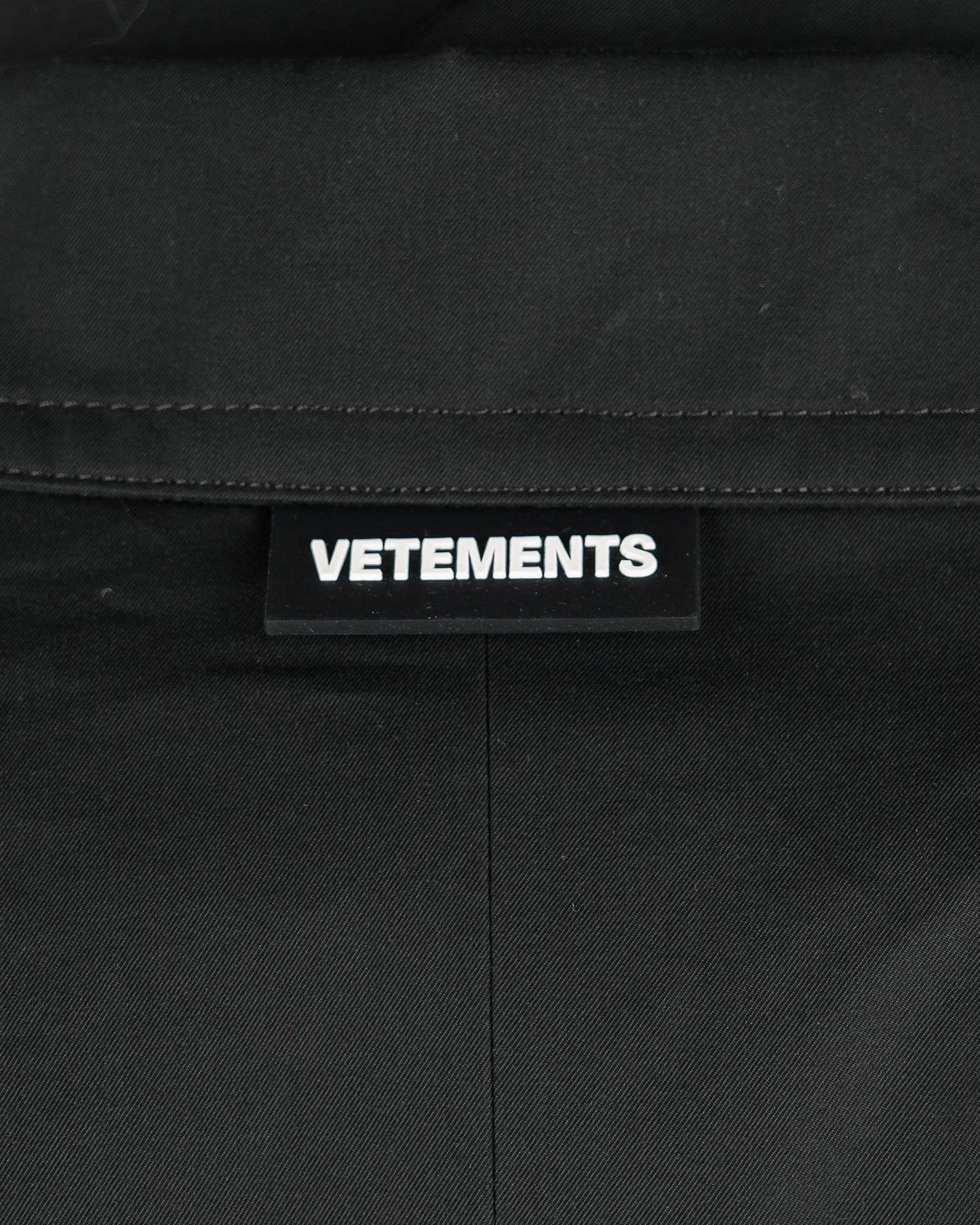 VETEMENTS Men's Coat Label Trench Coat in Black