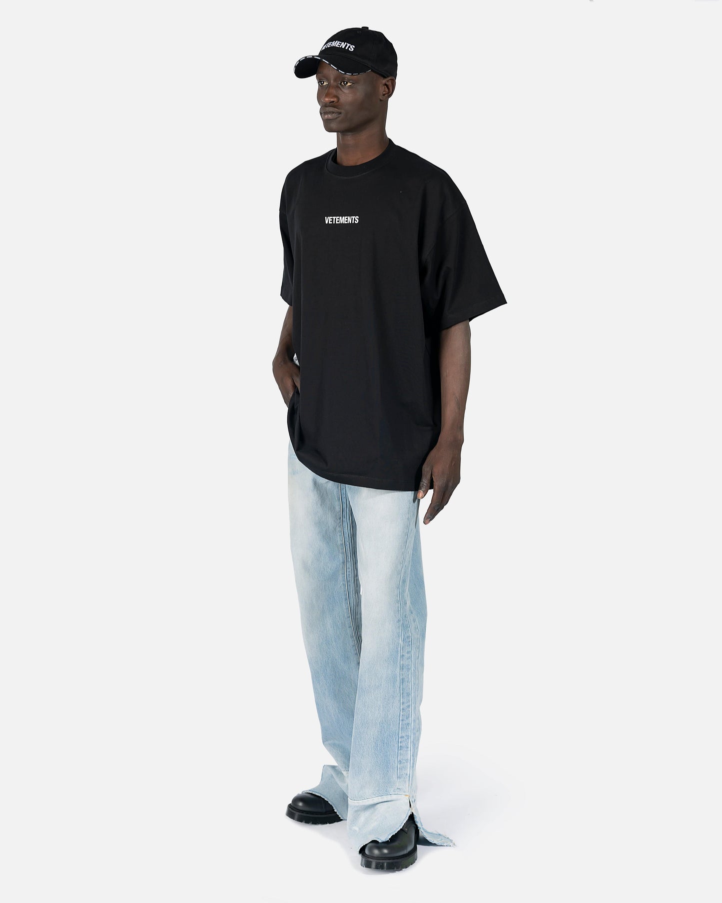 VETEMENTS Men's T-Shirts Logo Label T-Shirt in Black