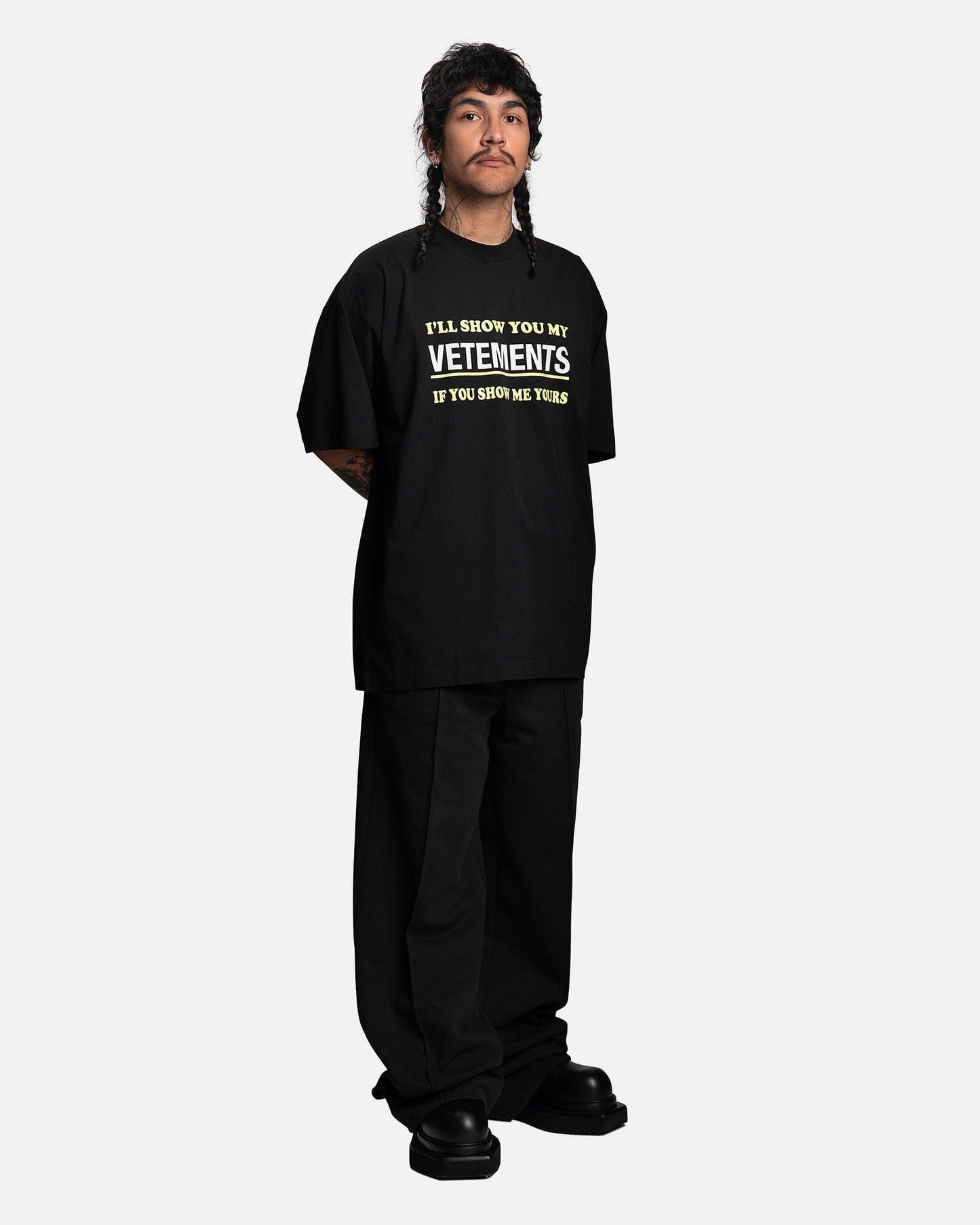 VETEMENTS Men's T-Shirt Show Me Your VETEMENTS T-Shirt in Black