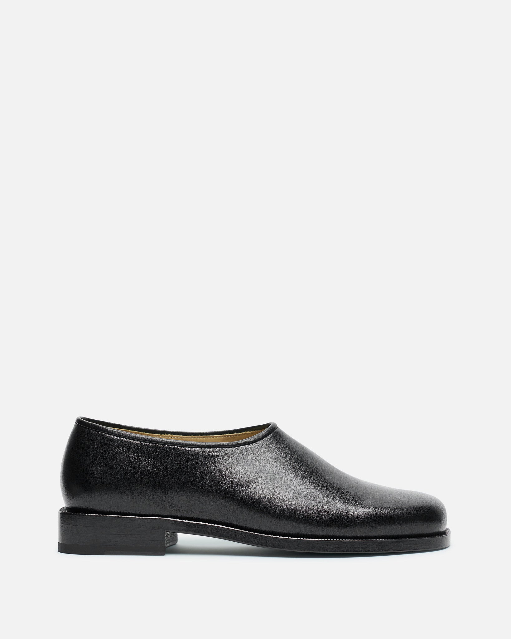 ￼￼2025SSルメール、LEMAIRE ANATOMIC SLIP ON 41 Anatomic Slip On in Black – SVRN