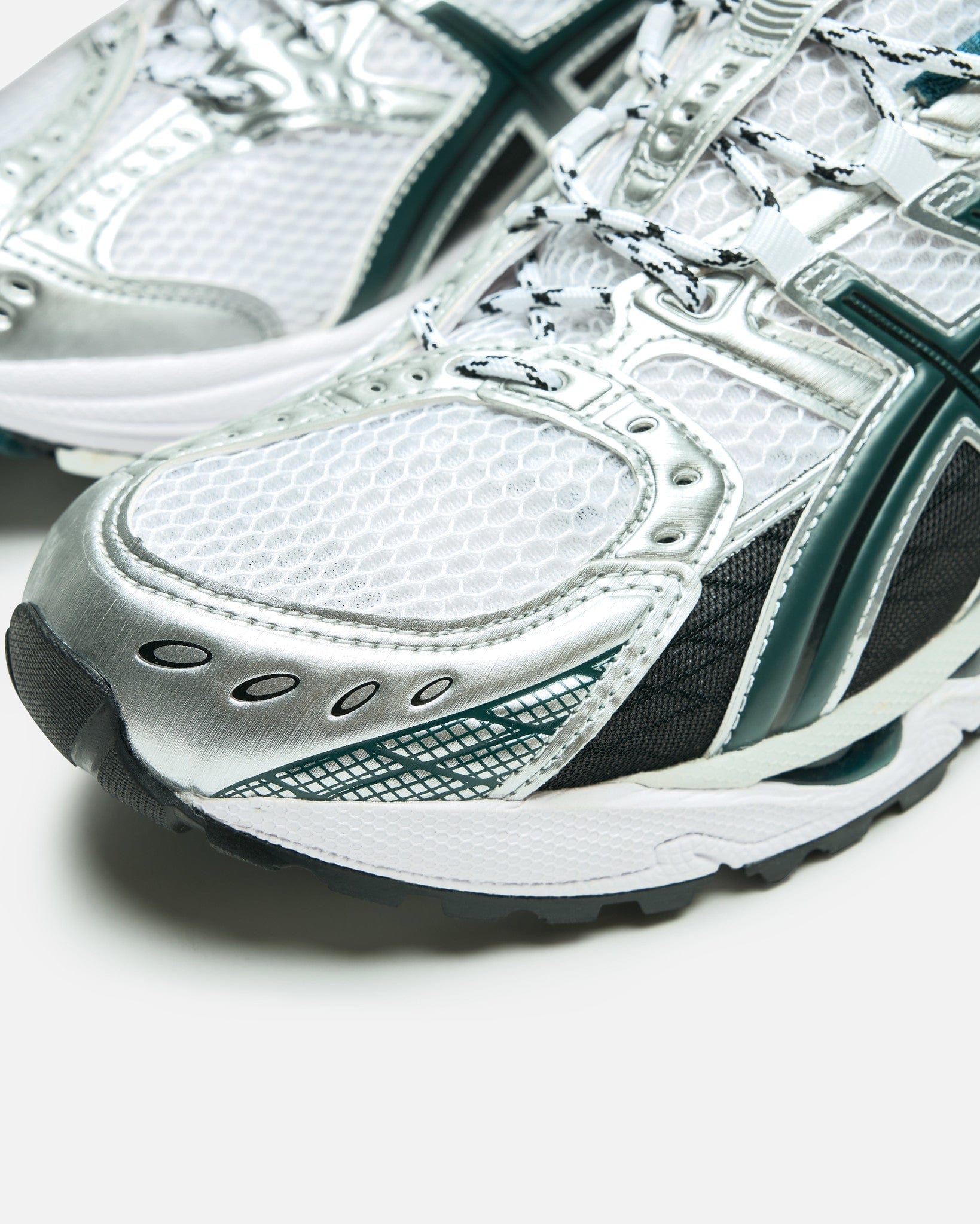 Gel-Nimbus 10.1 in White/Saxon Green – SVRN