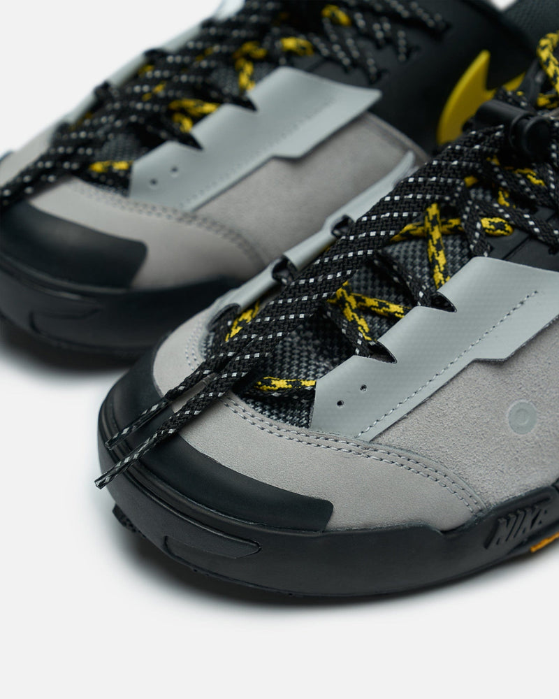 Nike Men's Sneakers Sacai x Nike Zegamadome in Matte Silver/Tour Yellow