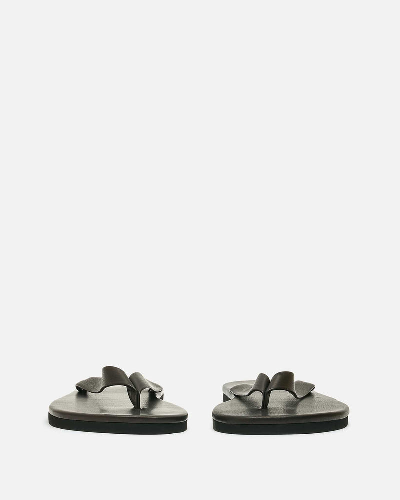 靴 AURALEE SOFT LEATHER FLIP-FLOPS 26SS Soft Leather Flip-Flops in Black – SVRN