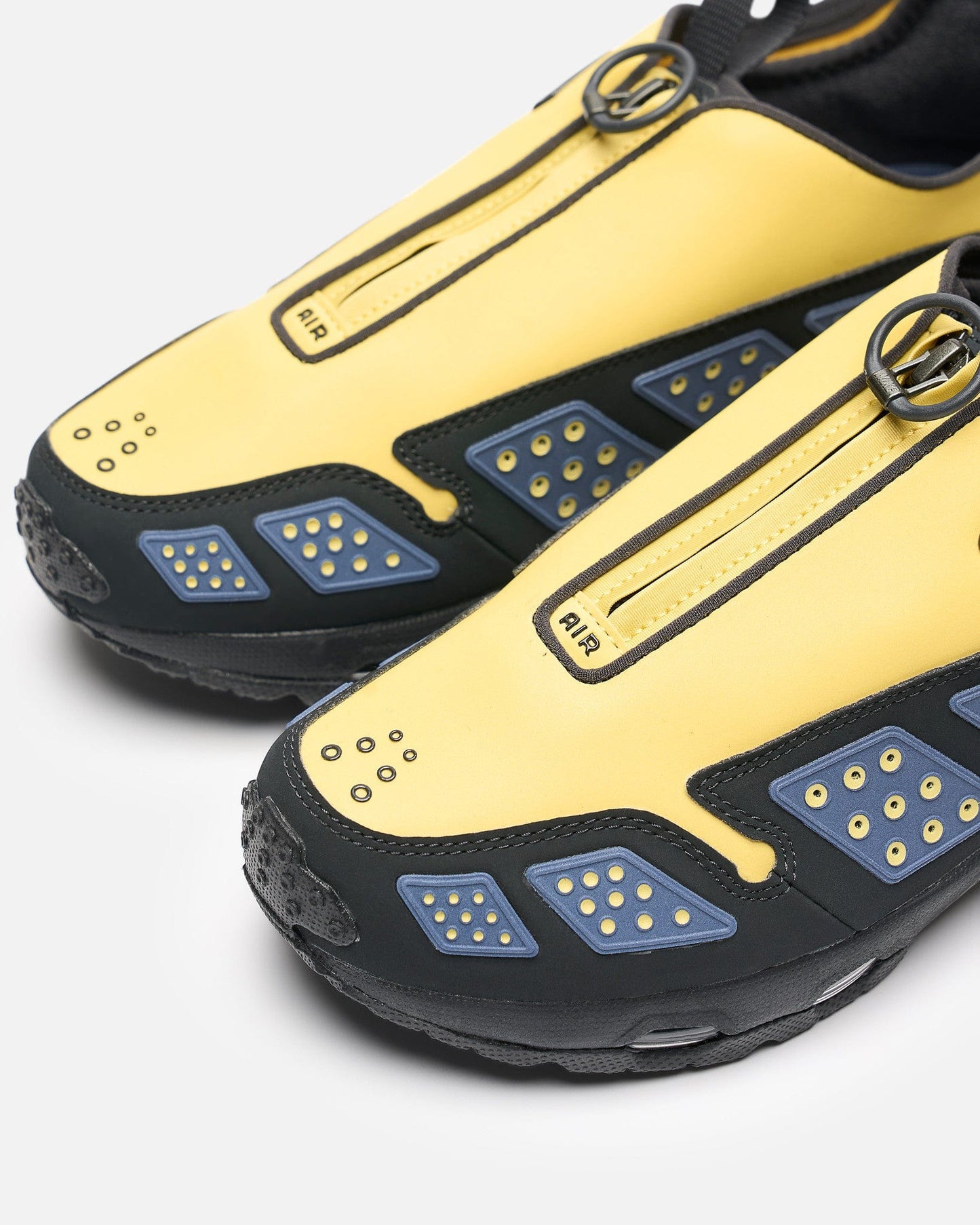 Nike Men's Sneakers W Nike Air Max SNDR in Saturn Gold/Off Noir