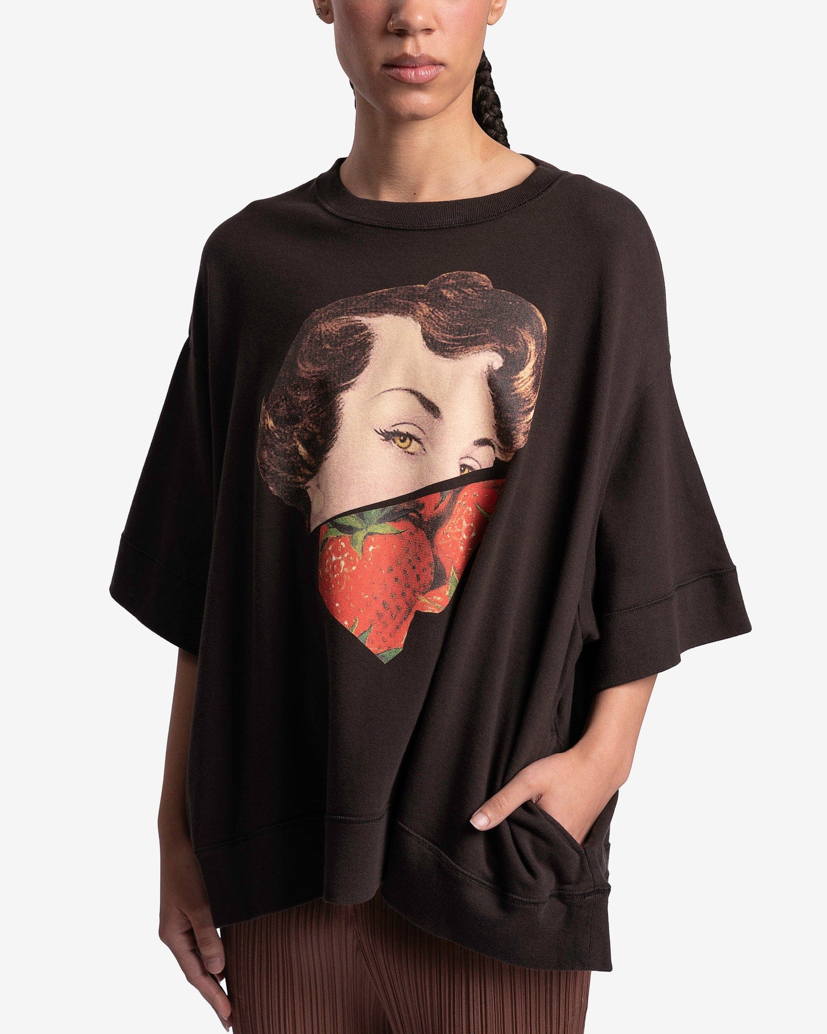 Undercover Women T-Shirts Women's Oversized Graphic Print T-Shirt in Dark Brown