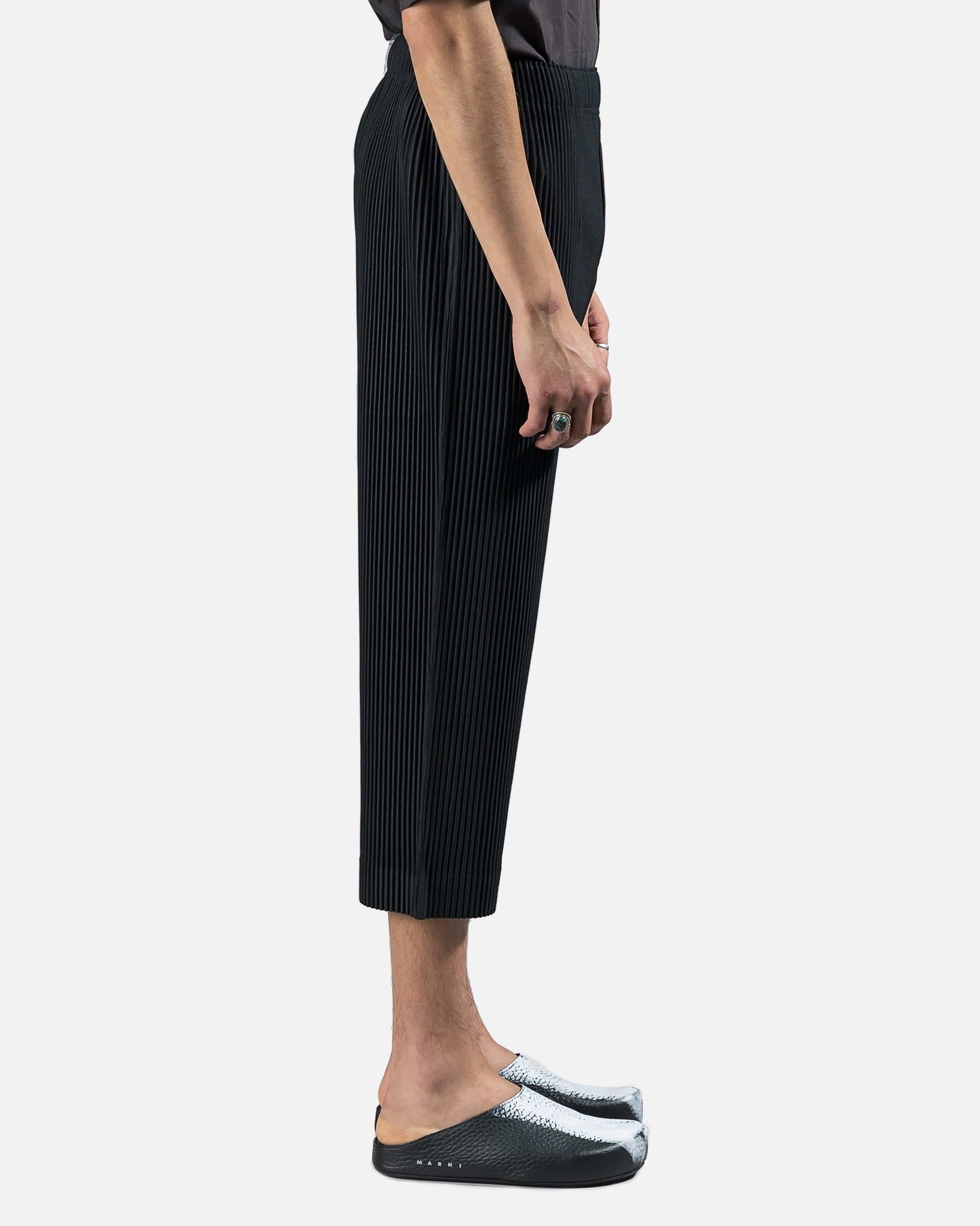 Homme Plissé Issey Miyake Men's Pants Cropped Tailored Straight Pleated Trousers 2 in Black