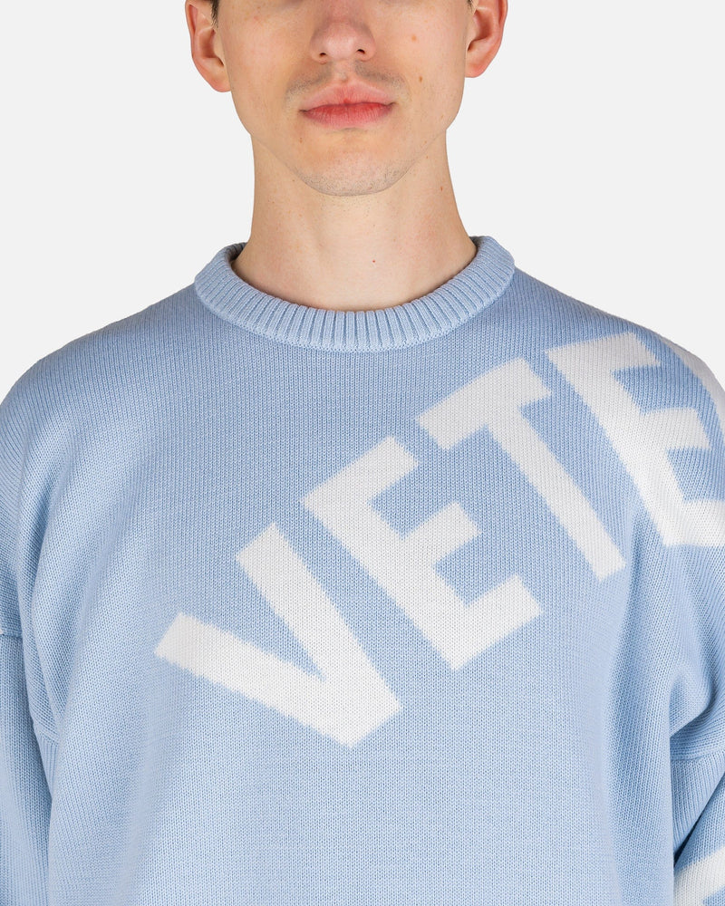 VETEMENTS Men's Sweatshirts Giant Logo Knitted Jumper in Baby Blue