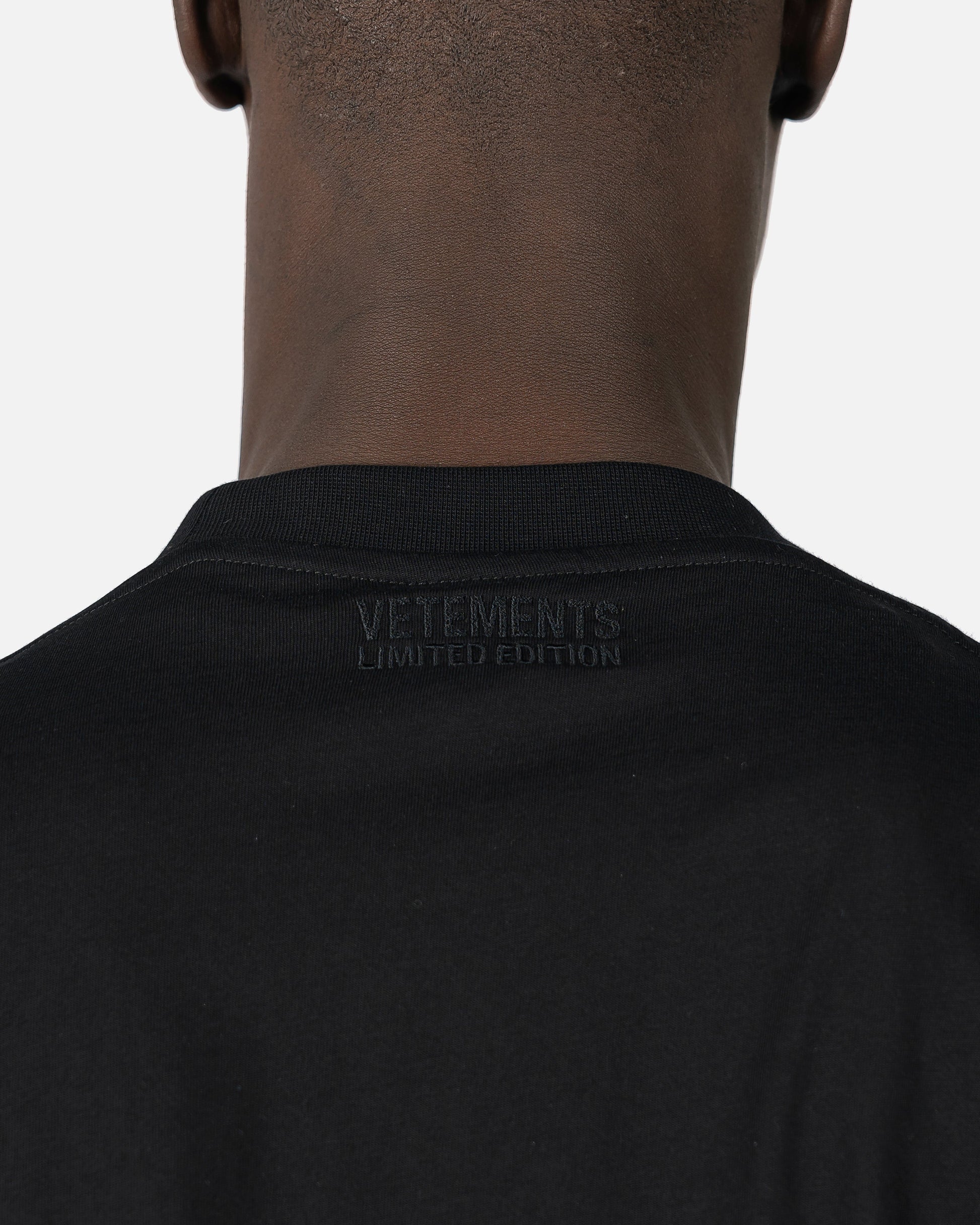 VETEMENTS Men's T-Shirts Logo Label T-Shirt in Black