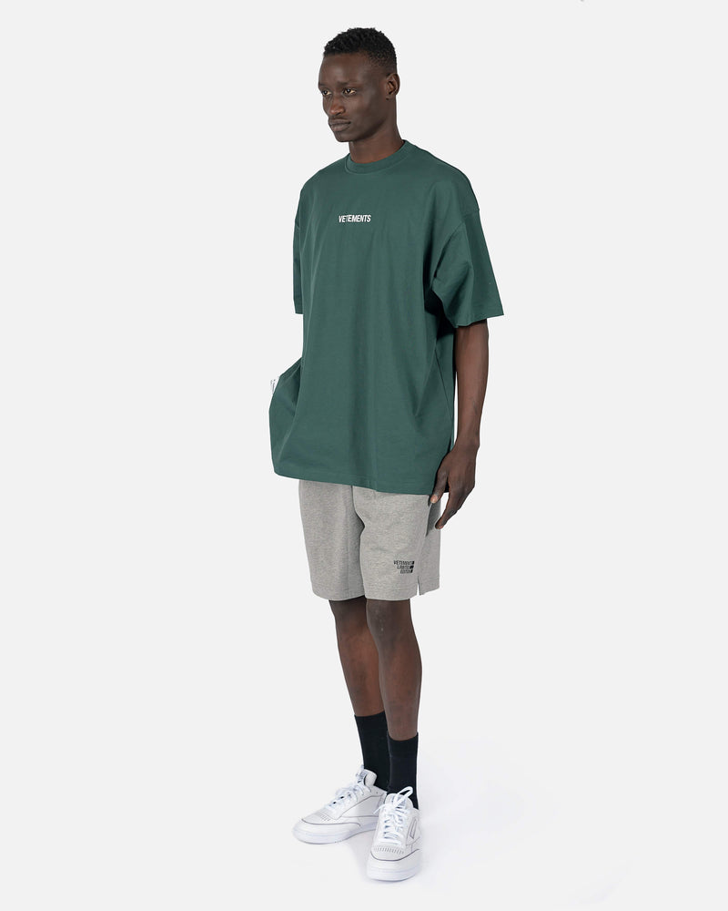 VETEMENTS Men's T-Shirts Logo Label T-Shirt in Police Green