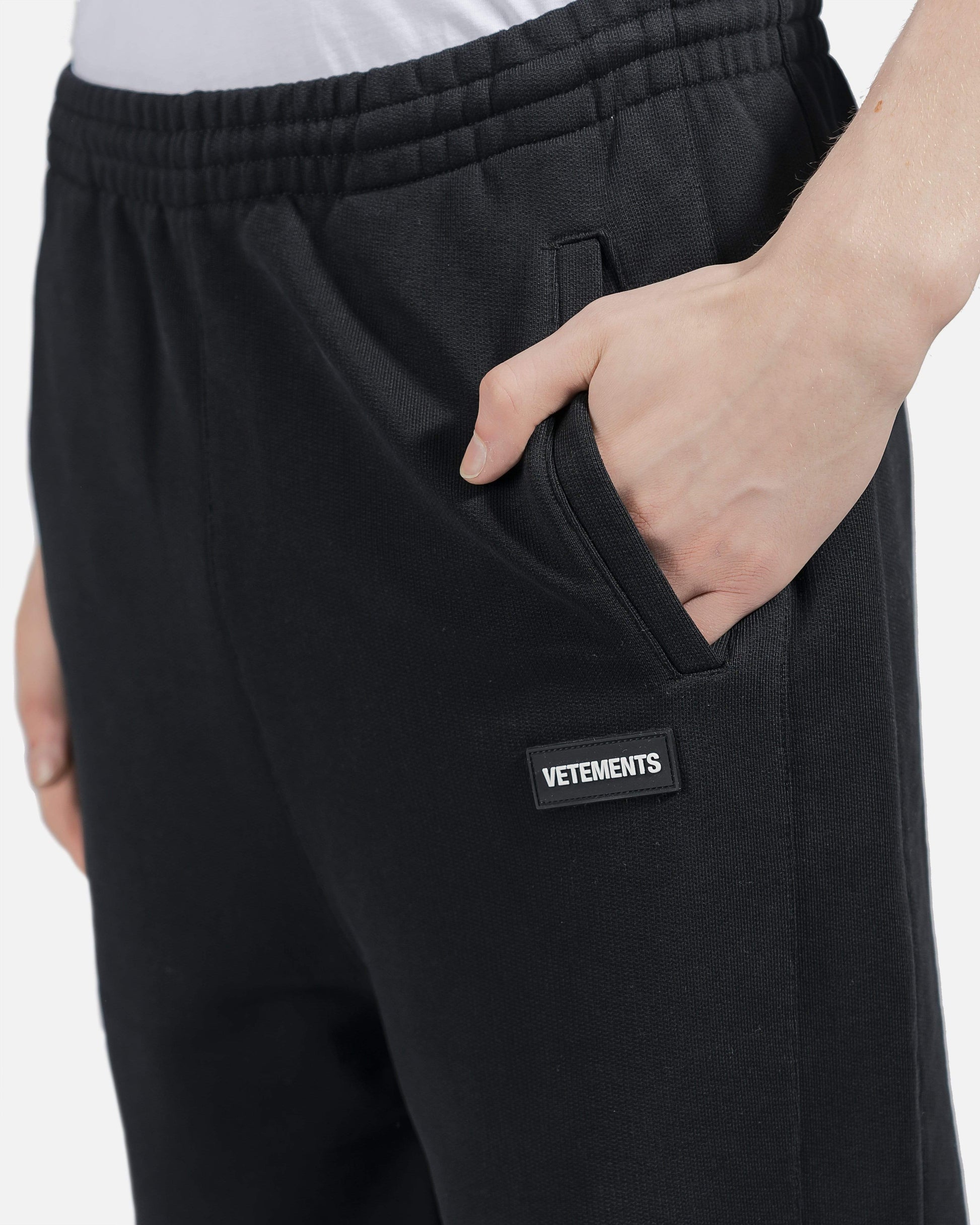 VETEMENTS Men's Pants Logo Straight Leg Lounge Pants in Black
