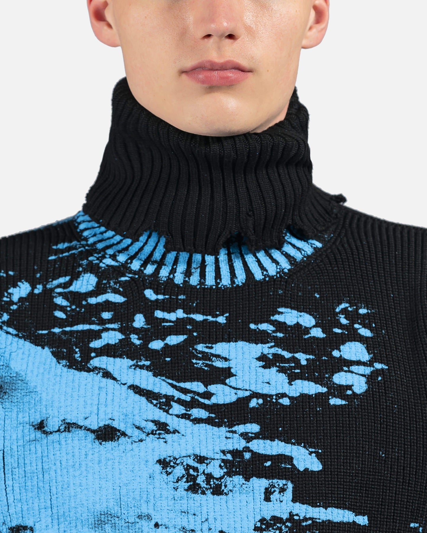 VETEMENTS mens sweater Paint Destroyed Logo Turtleneck in Black/Blue