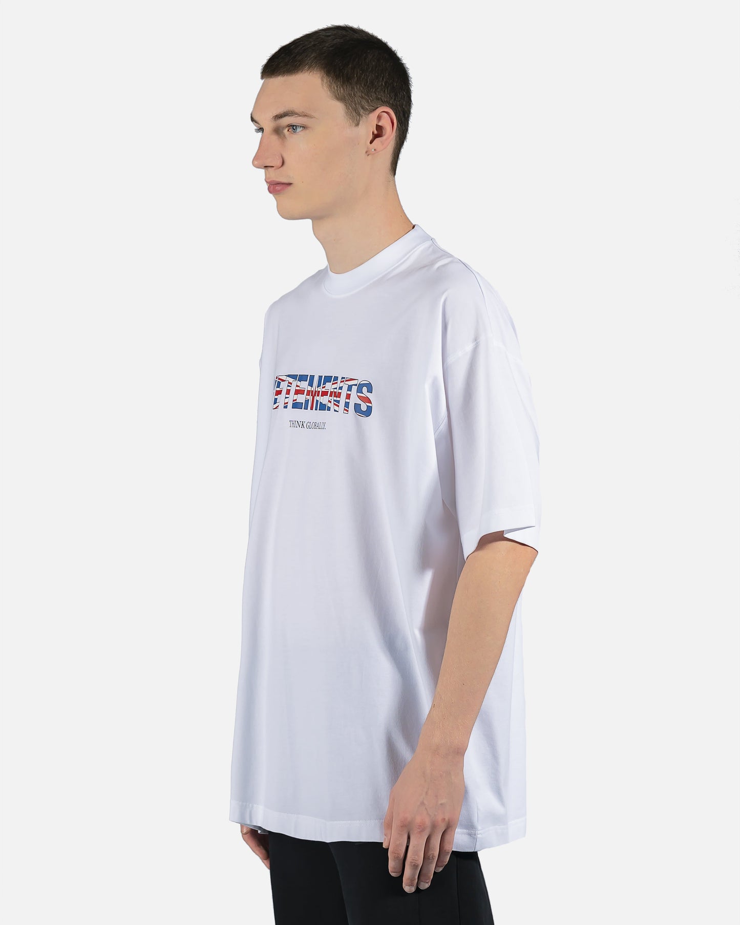 VETEMENTS Men's T-Shirts United Kingdom Flag Logo Tee in White