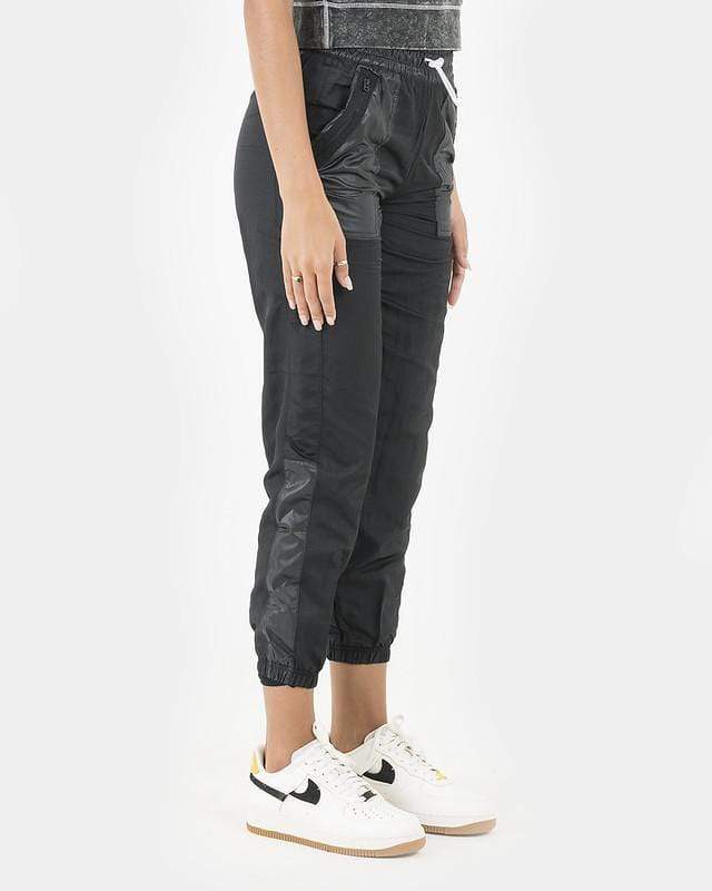 Nike Women Pants Woven Cargo Pants in Black